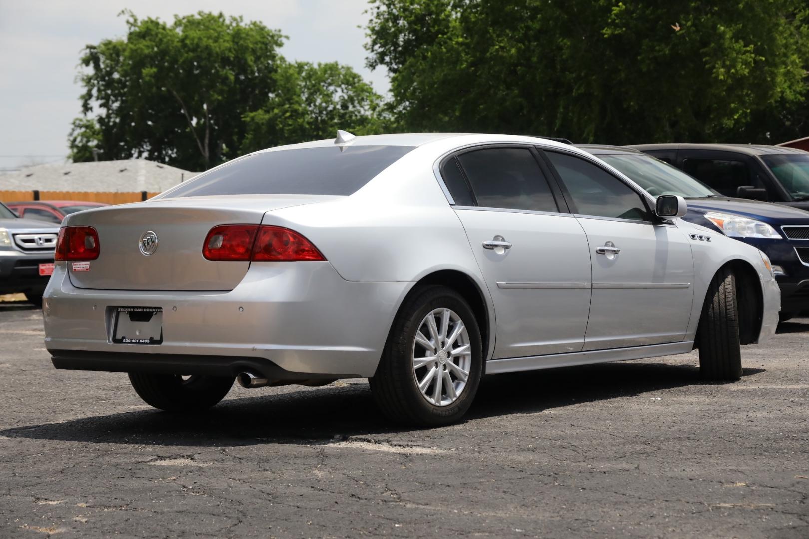 2011 SILVER BUICK LUCERNE CXL (1G4HC5EM1BU) with an 3.9L V6 OHV 12V engine, 4-SPEED AUTOMATIC transmission, located at 420 E. Kingsbury St., Seguin, TX, 78155, (830) 401-0495, 29.581060, -97.961647 - Photo#4